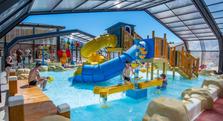 Aire de jeux aquatiques chauffée au camping Signol à l'Île d'Oléron