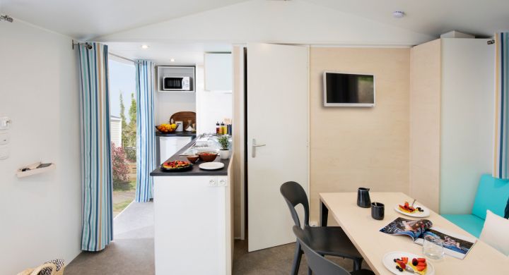 Pièce de vie mobil-home Bahia Camping Park er Lann