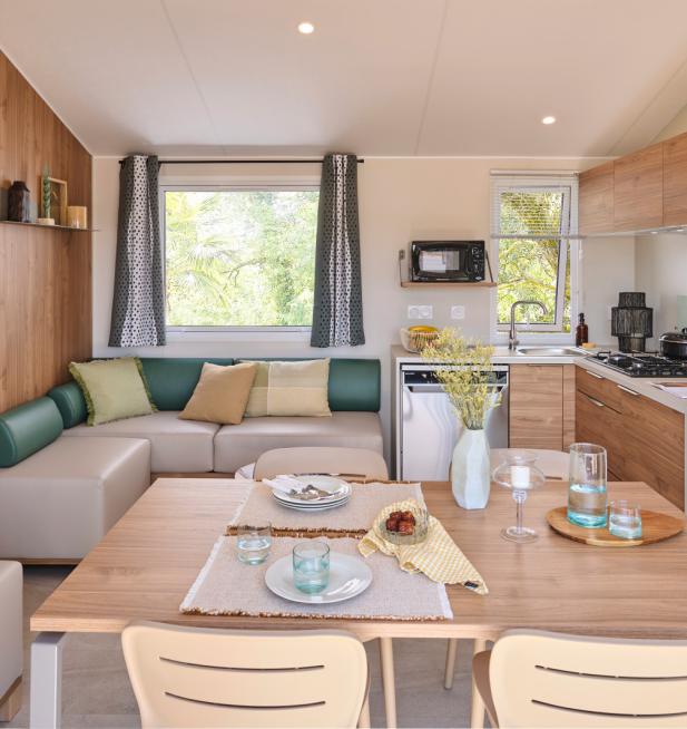 Pièce de vie mobil-home Génération Clim camping Le Petit Rocher