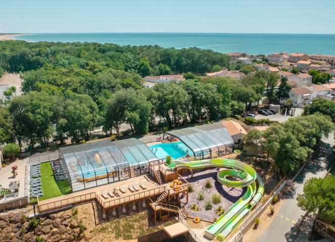 Vue aérienne piscine couverte camping Le Petit Rocher