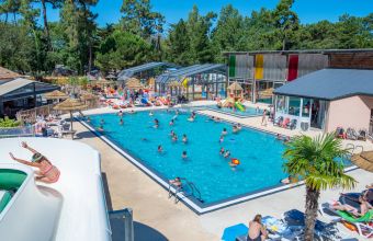 Piscine extérieure chauffée au camping Signol à l'île d'Oléron