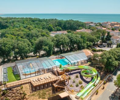 Vue aérienne espace aquatique camping Le Petit Rocher en Vendée