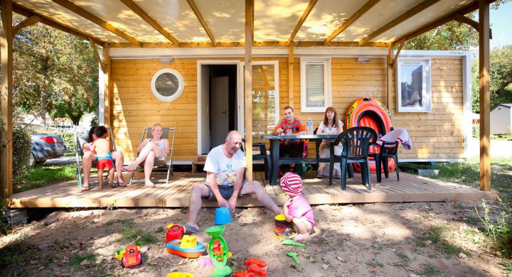 Mobil-home Famille extérieur camping Le Petit Rocher