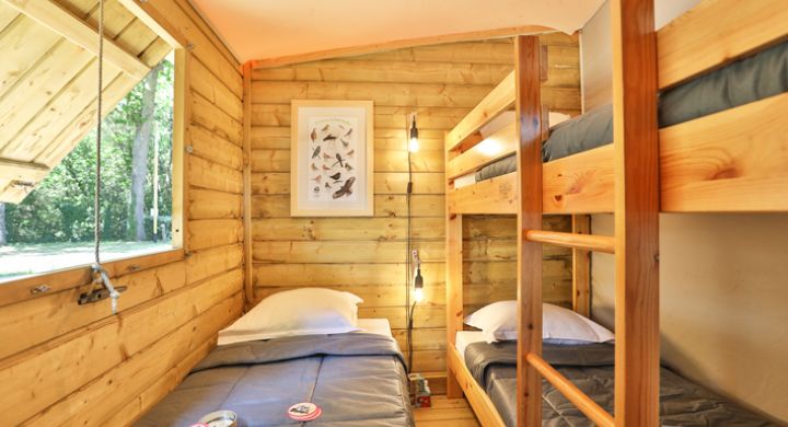 cabane-sur-pilotis-chambre-enfant-camping-olela