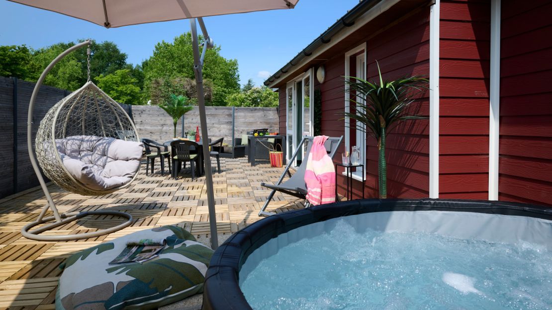 terrasse-jacuzzi-chalet-prestige-camping-mignardiere Chalet Prestige camping La Mignardière