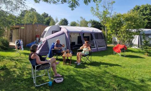 Emplacements camping Les Chalands Fleuris